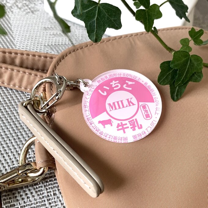 楽天市場】【送料無料】牛乳キャップ風 アクリルキーホルダー【いちご