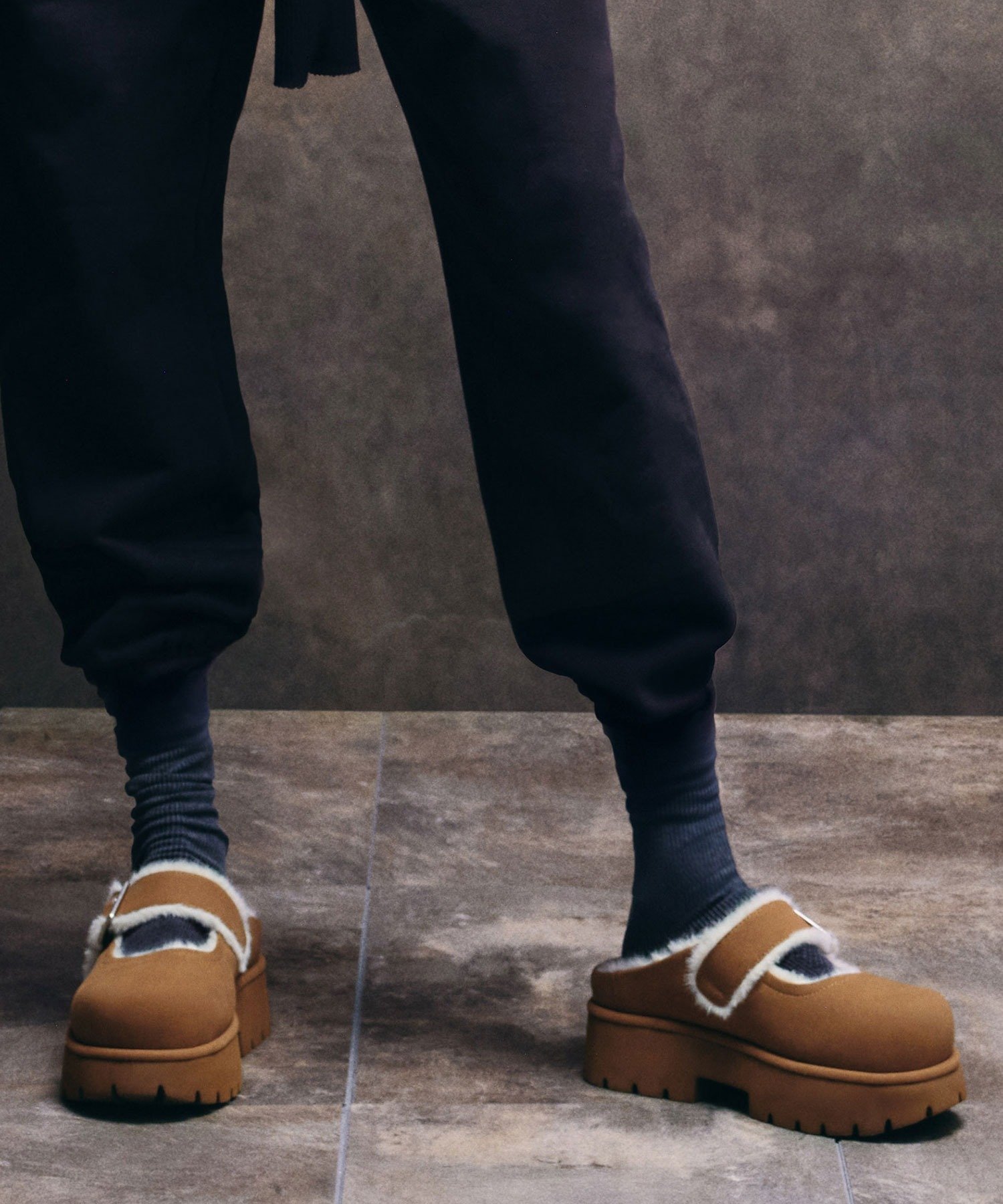 CHARLES & KEITH｜Bergen ベルゲン テクスチャーファートリムバックル