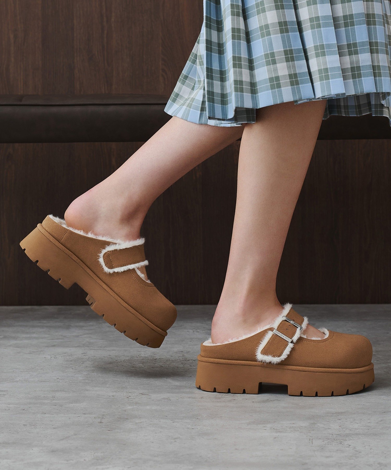 CHARLES & KEITH｜Bergen ベルゲン テクスチャーファートリムバックル