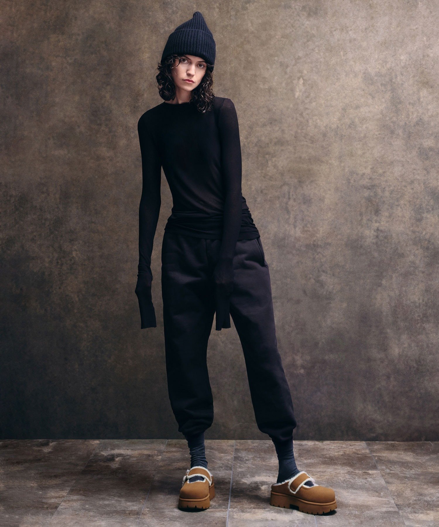 CHARLES & KEITH｜Bergen ベルゲン テクスチャーファートリムバックル