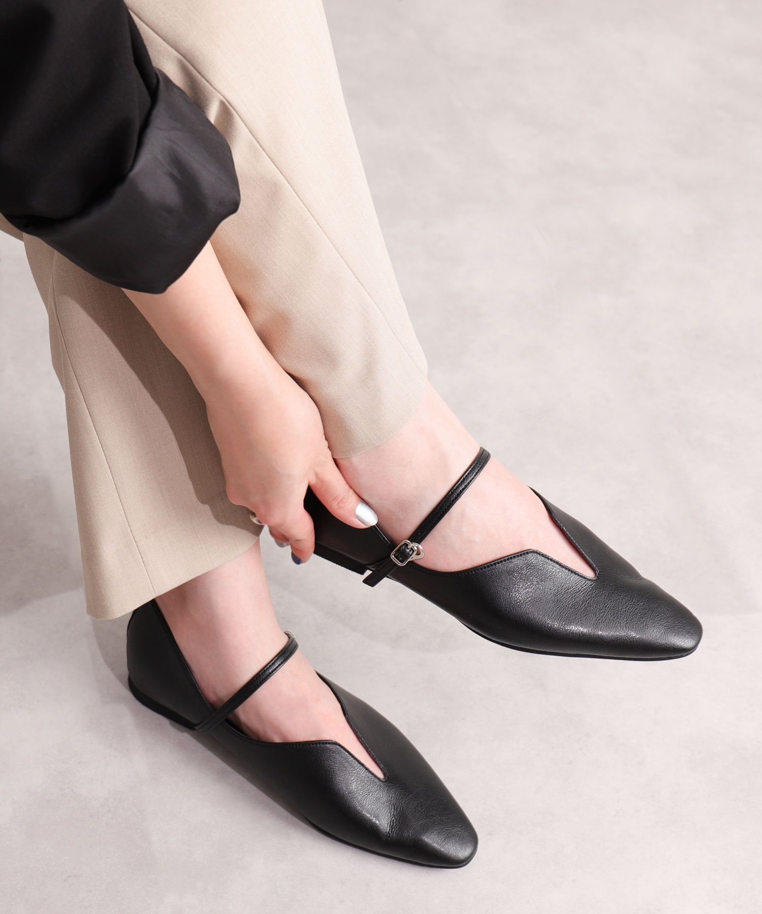 artemis by DIANA｜【片足130g】軽量 ソフトVカットストラップフラット