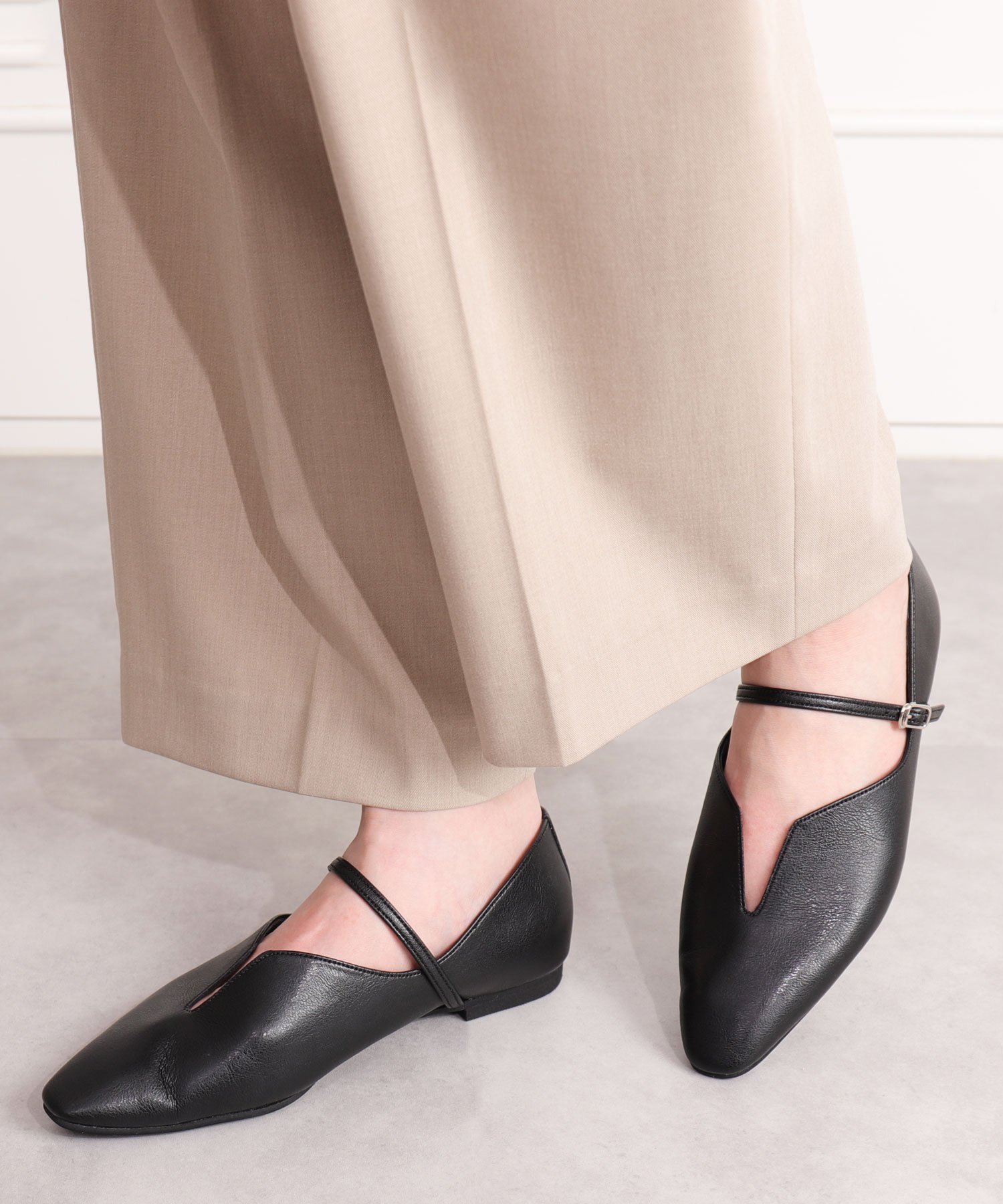 artemis by DIANA｜【片足130g】軽量 ソフトVカットストラップフラット