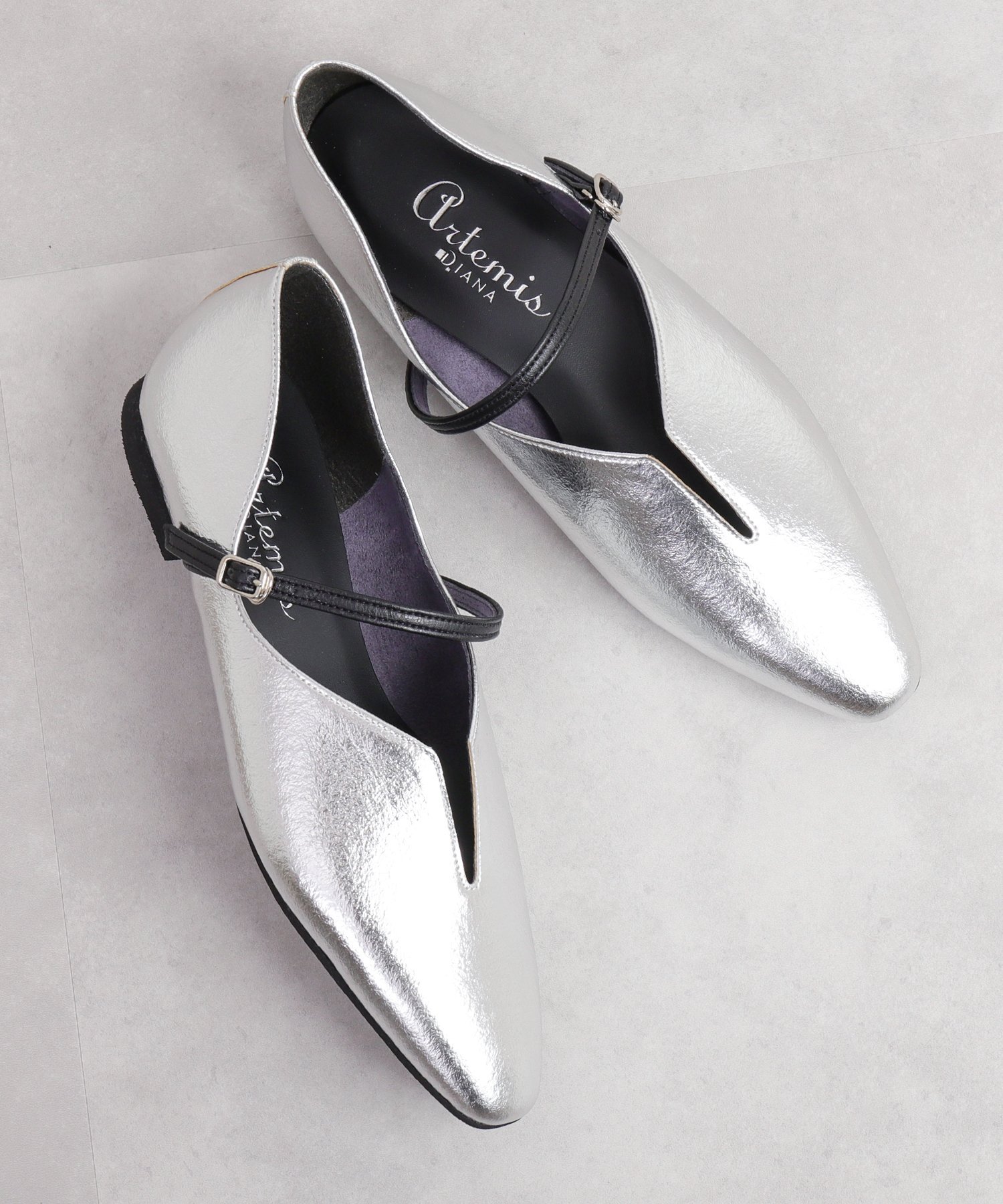 artemis by DIANA｜【片足130g】軽量 ソフトVカットストラップフラット