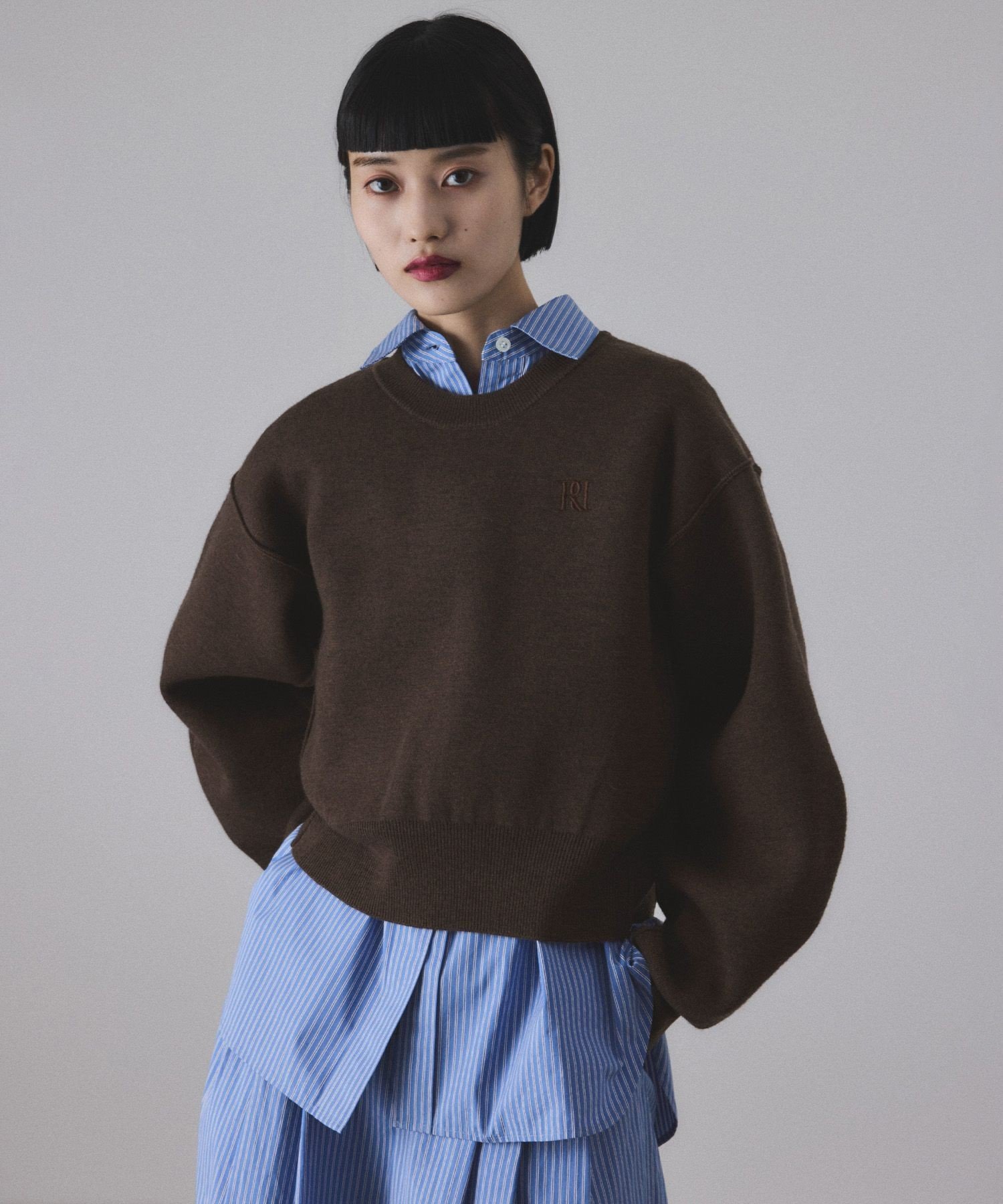 ADAM ET ROPE'｜【サステナブル】ロゴパッチスウェットニット