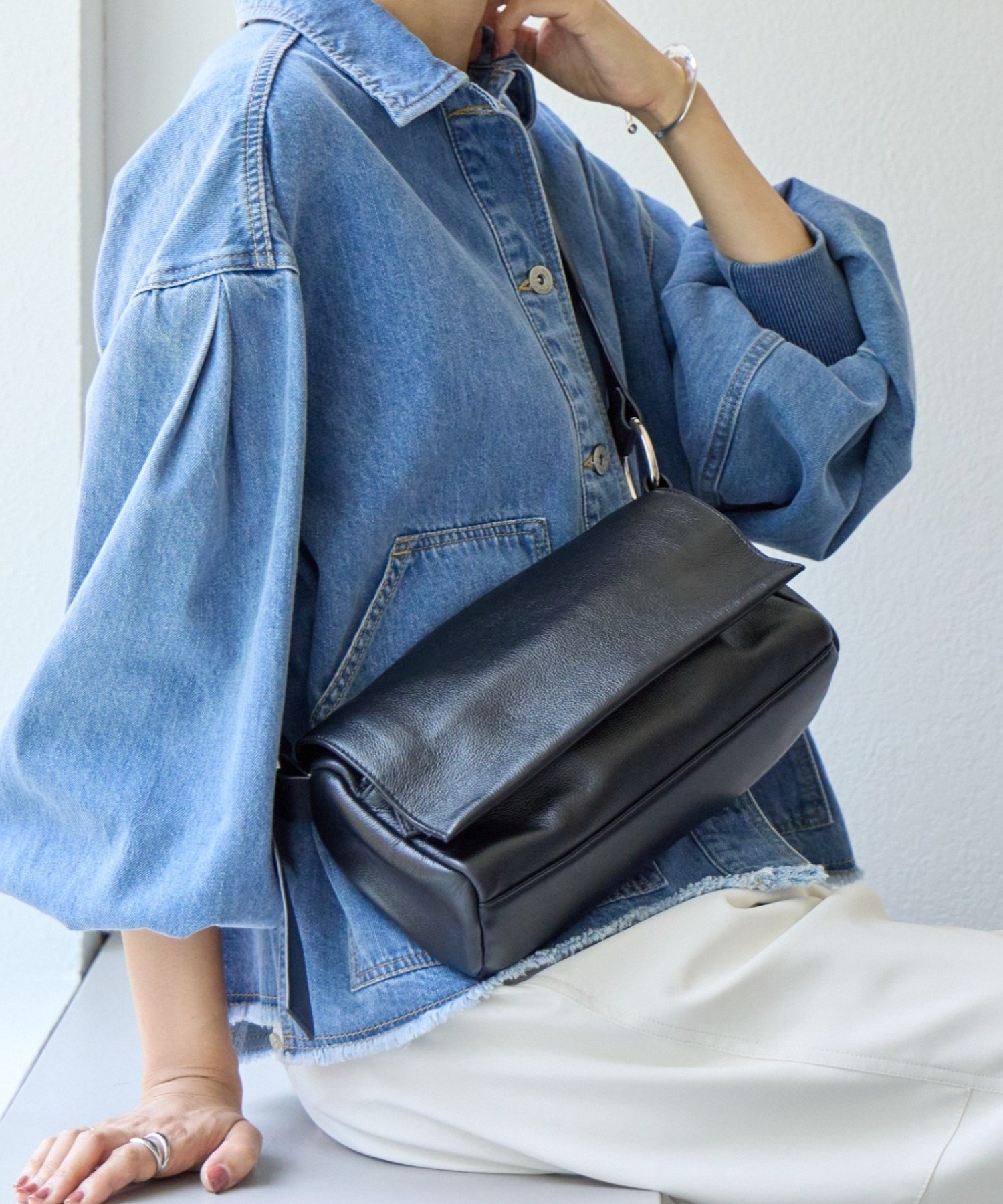 BEARDSLEY 《ベルト付替え可》レザーボディバッグ ビアズリー バッグ