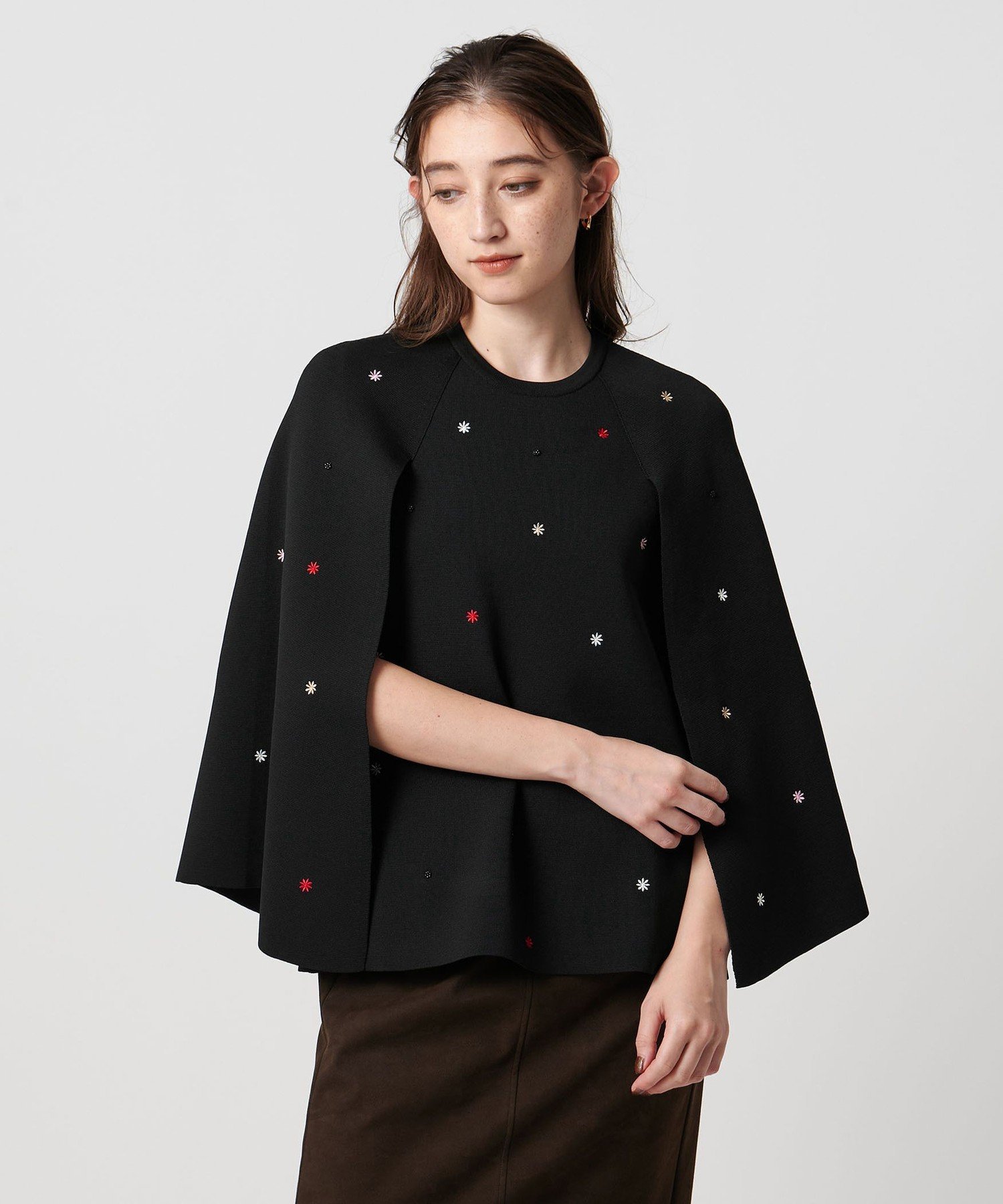 UNITED ARROWS｜エンブロイダリー フラワー ケープニット