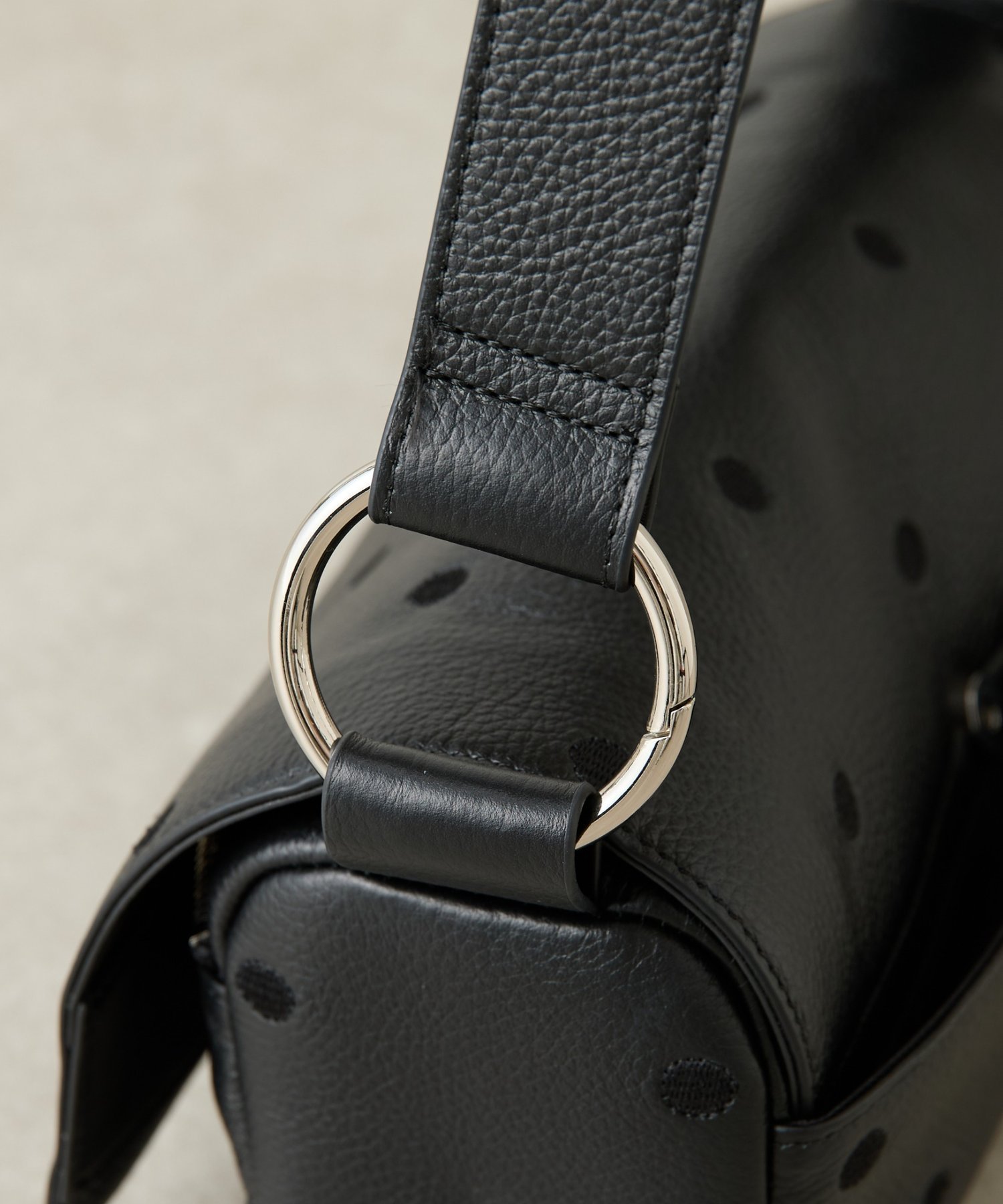 BEARDSLEY｜《本革》ドットボディバッグ | Rakuten Fashion(楽天