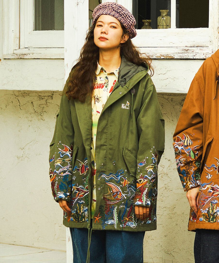 go slow caravan｜ライトキャンバスパネル刺繍モッズコート (MENS