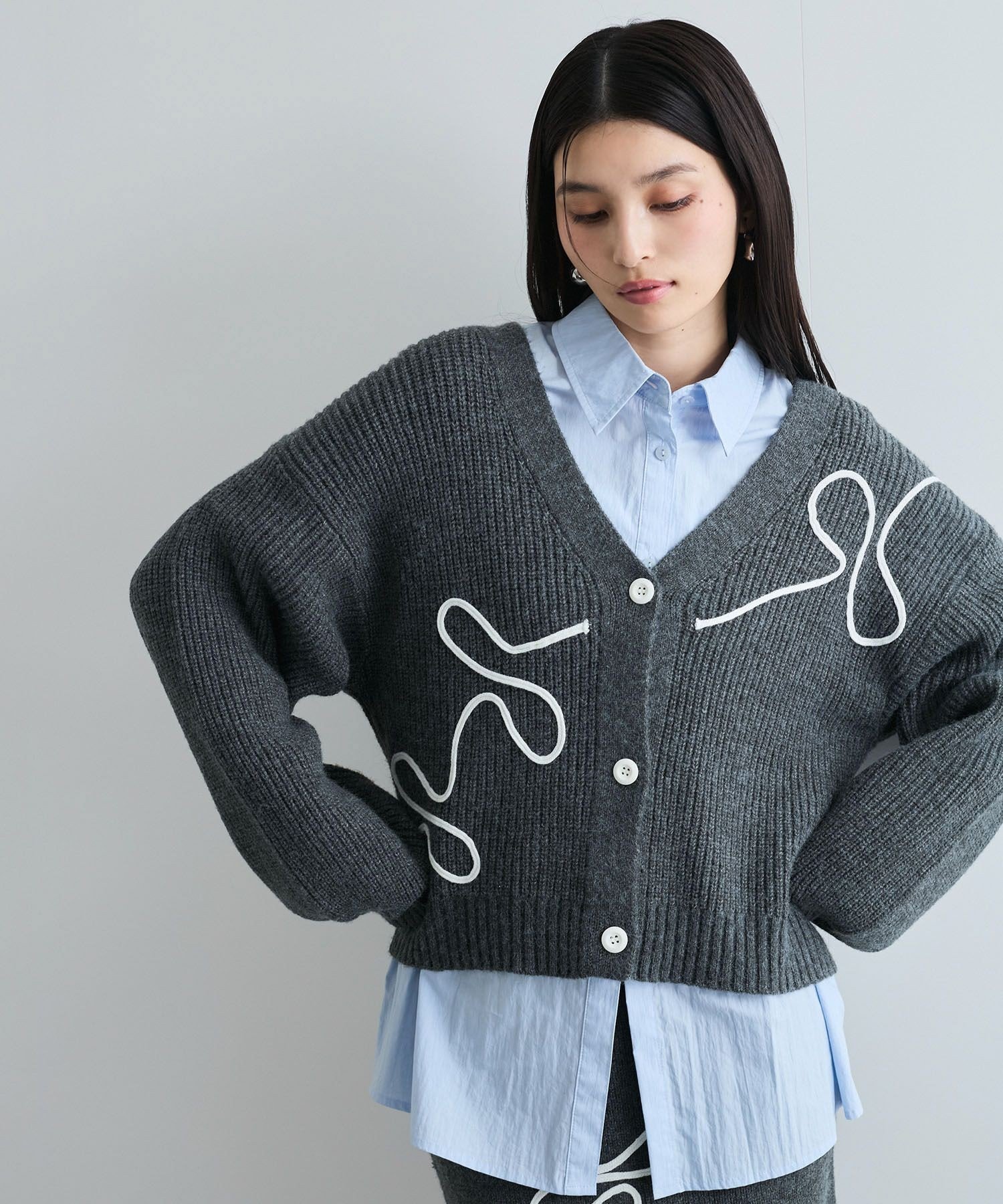 VIS｜【WEB/一部店舗限定】リボンコード刺繍Vネックカーディガン