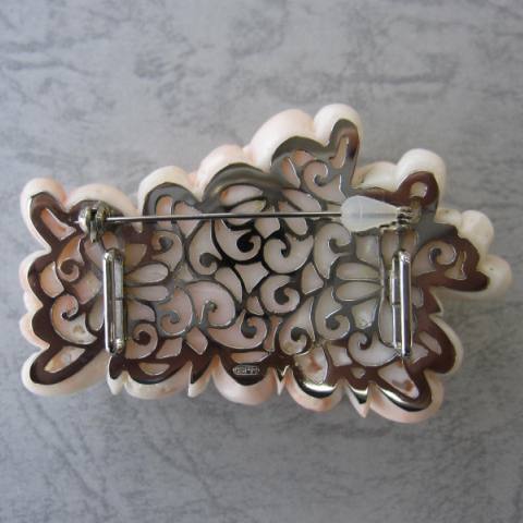 楽天市場】ミッド珊瑚 豪華 菊の花の彫り帯留め 兼ブローチ 和小物 帯