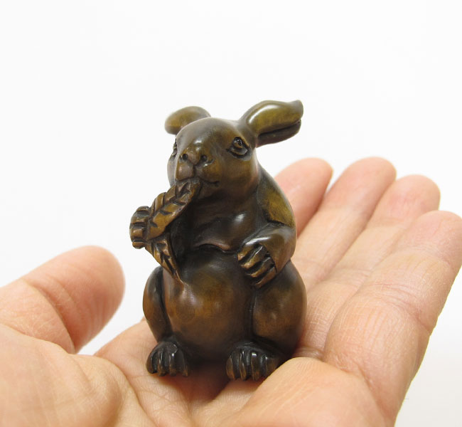 楽天市場】木彫り 根付 〜うさぎ〜一刀彫 / 素材：柘植 : 津山銘木有馬店