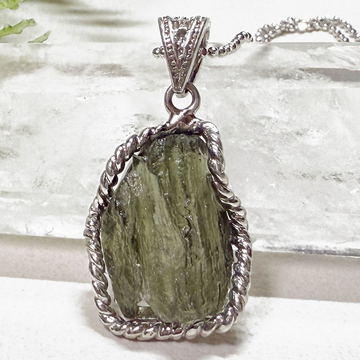 楽天市場】モルダバイト ペンダントトップ【鑑別書付き】天然石