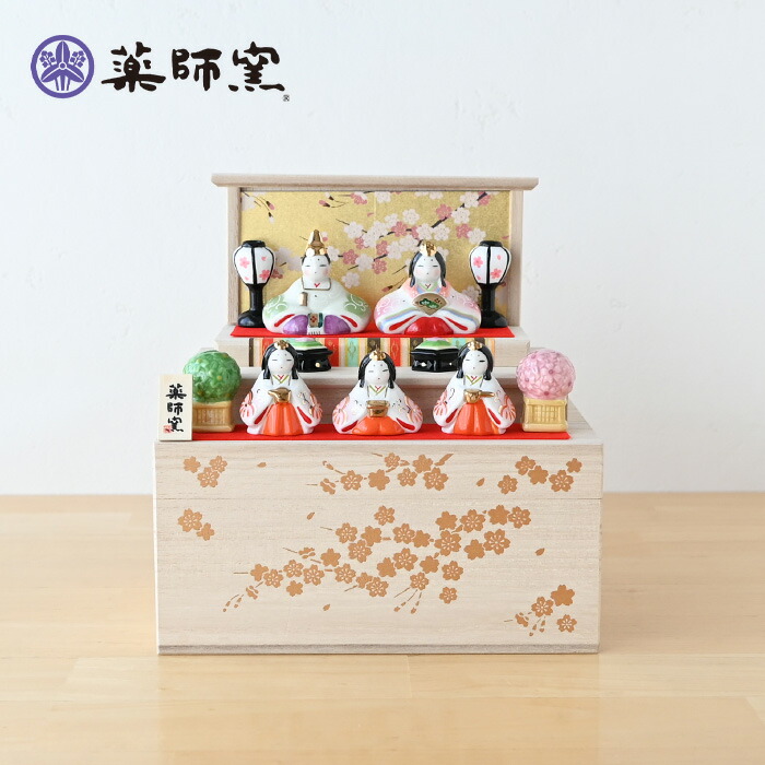 楽天市場】薬師窯 染絵弥生飾り雛 (収納桐箱台付・二段飾り) 2632