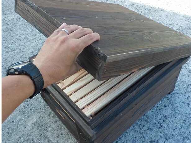 楽天市場】ミツバチ 巣箱 焼杉 ブラシ仕上げ 幅550×奥行450×高さ340