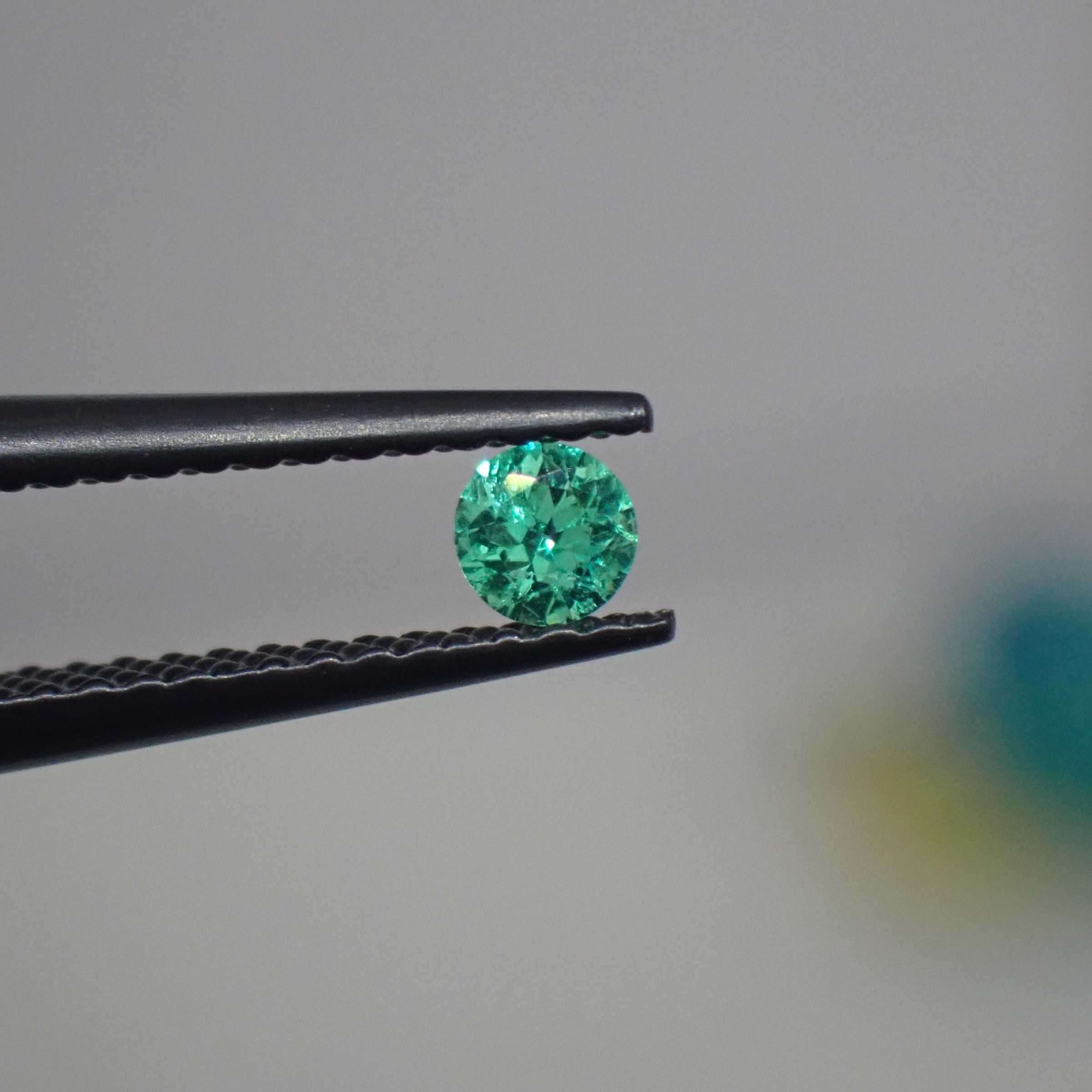 透明感×輝き◎ ブルーグリーンのブラジル産ネオンエメラルド 0.072ct