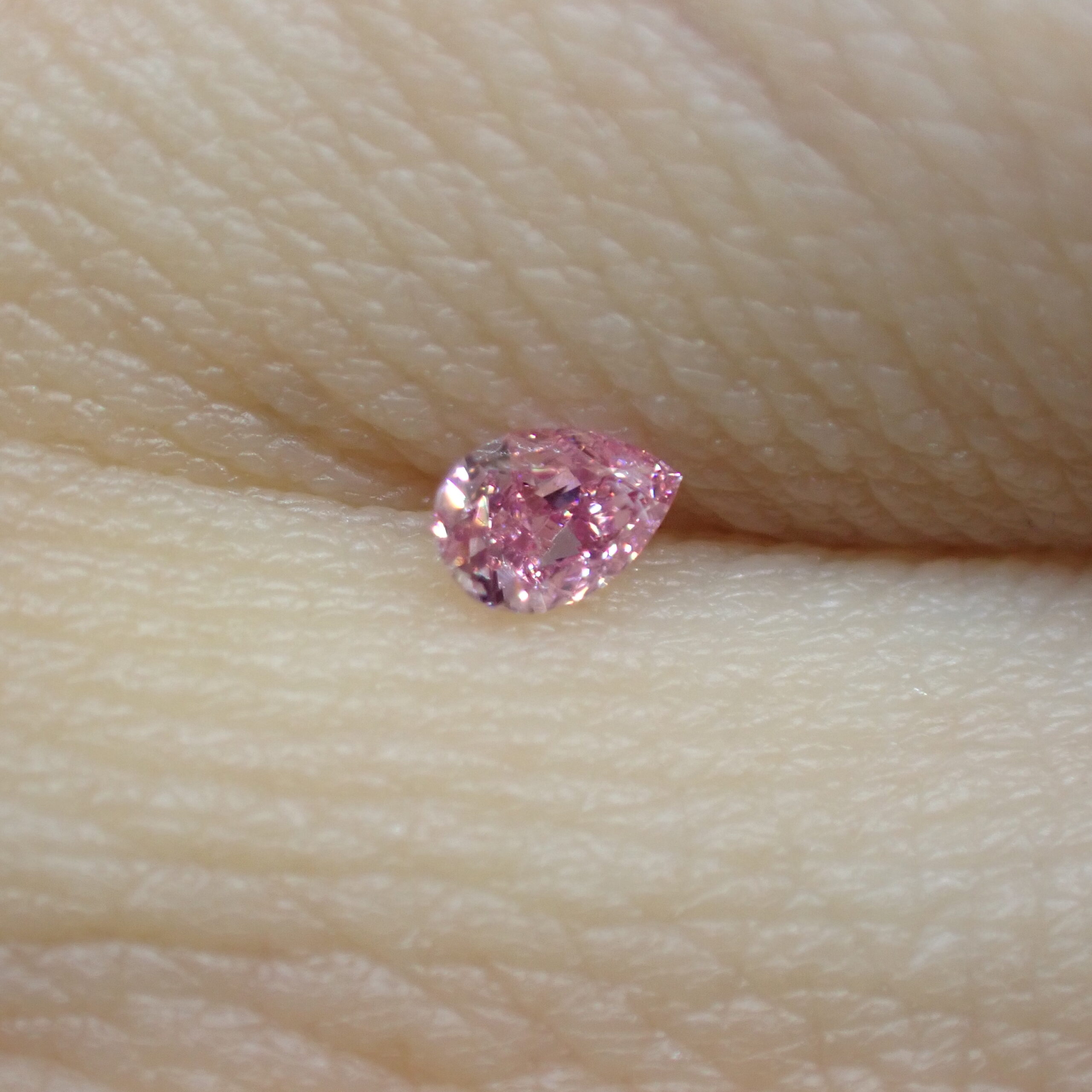 キュートなピンク☆Fancy Vivid Purplish Pink 0.056ct (SI-2) | 宝石