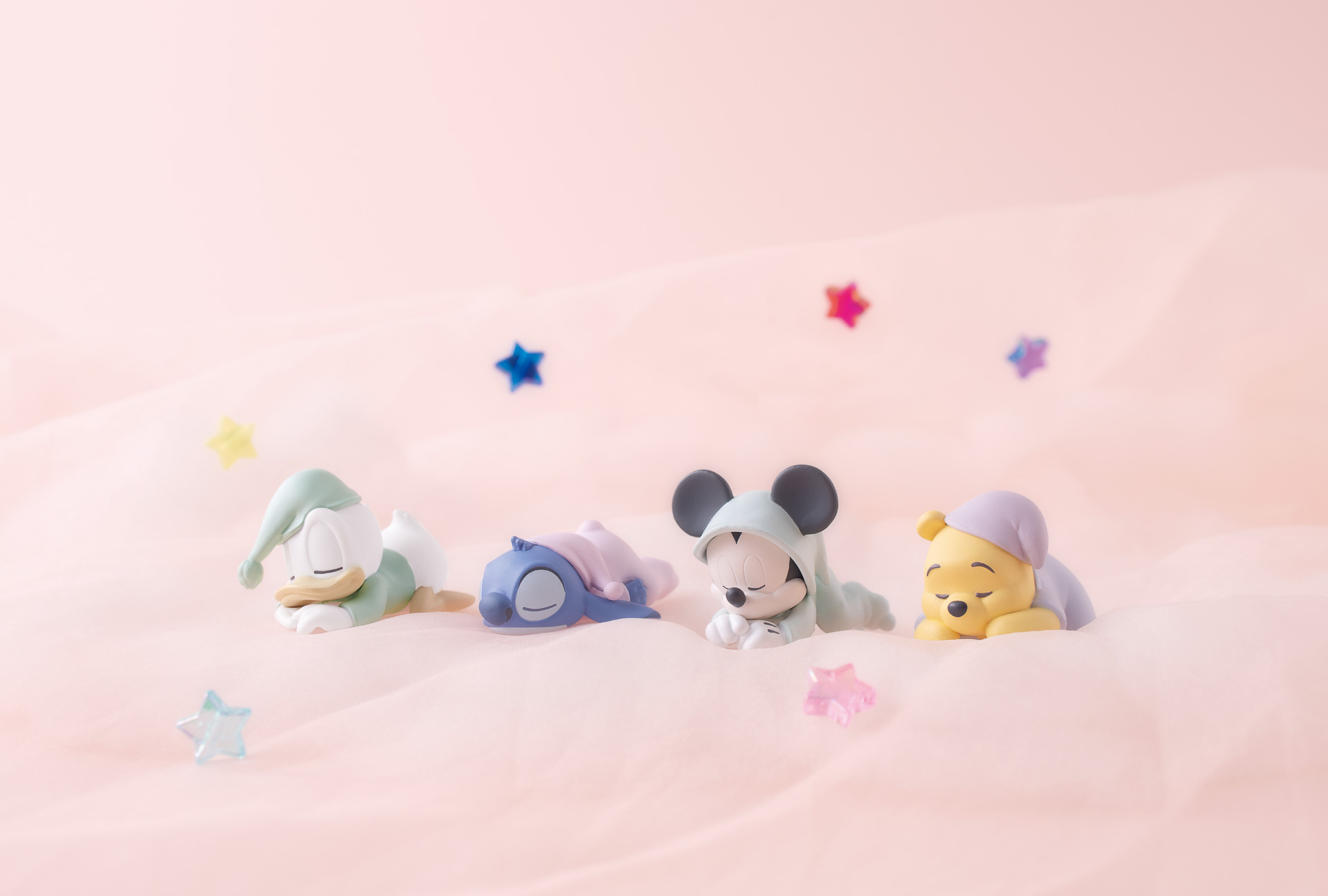 おねむな姿に癒されるぅ〜。「“ディズニーキャラクター”まだねむたい