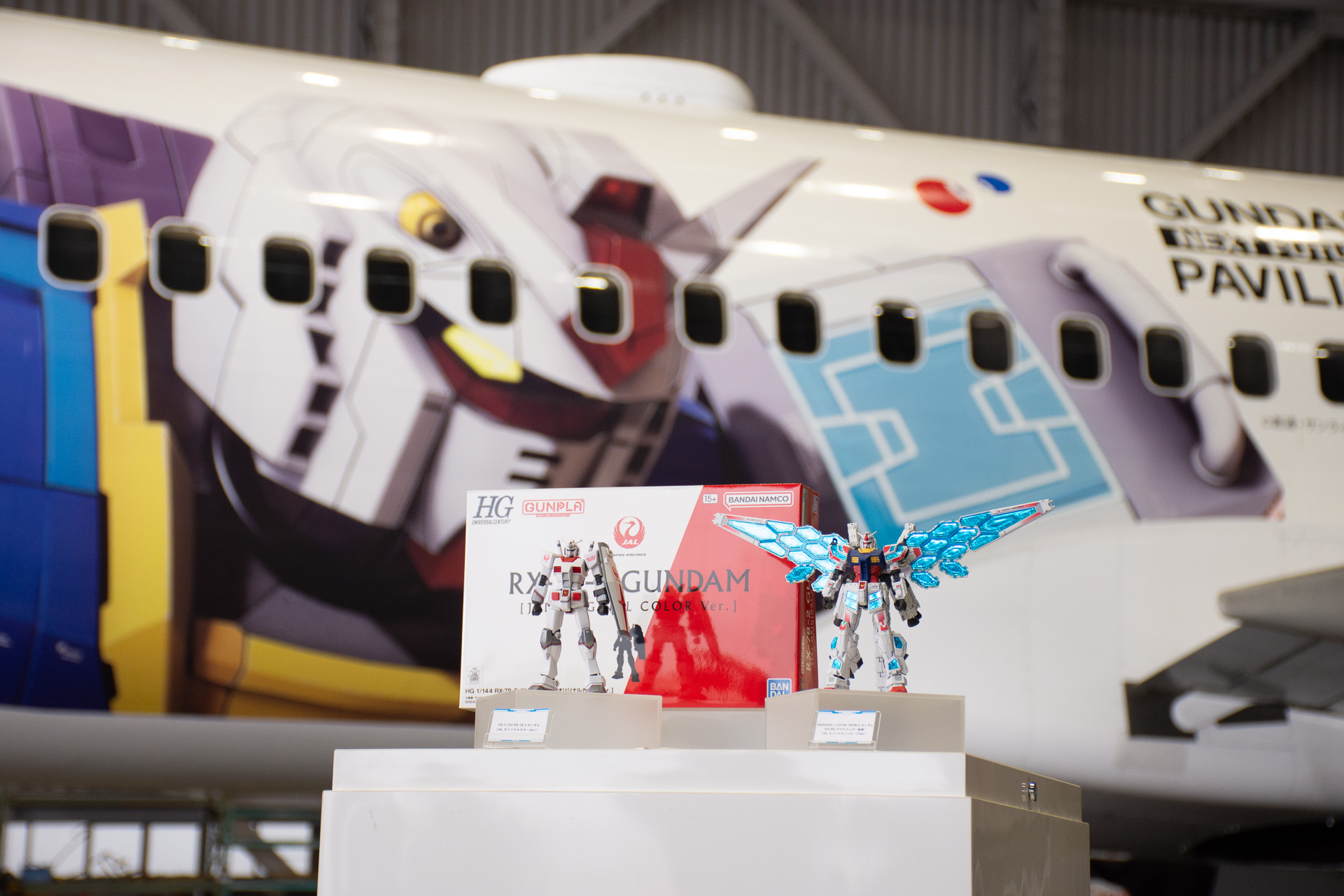 グラスフェザー装備のガンダム（RX-78F00/E）、JALとともに飛ぶ！ 大阪