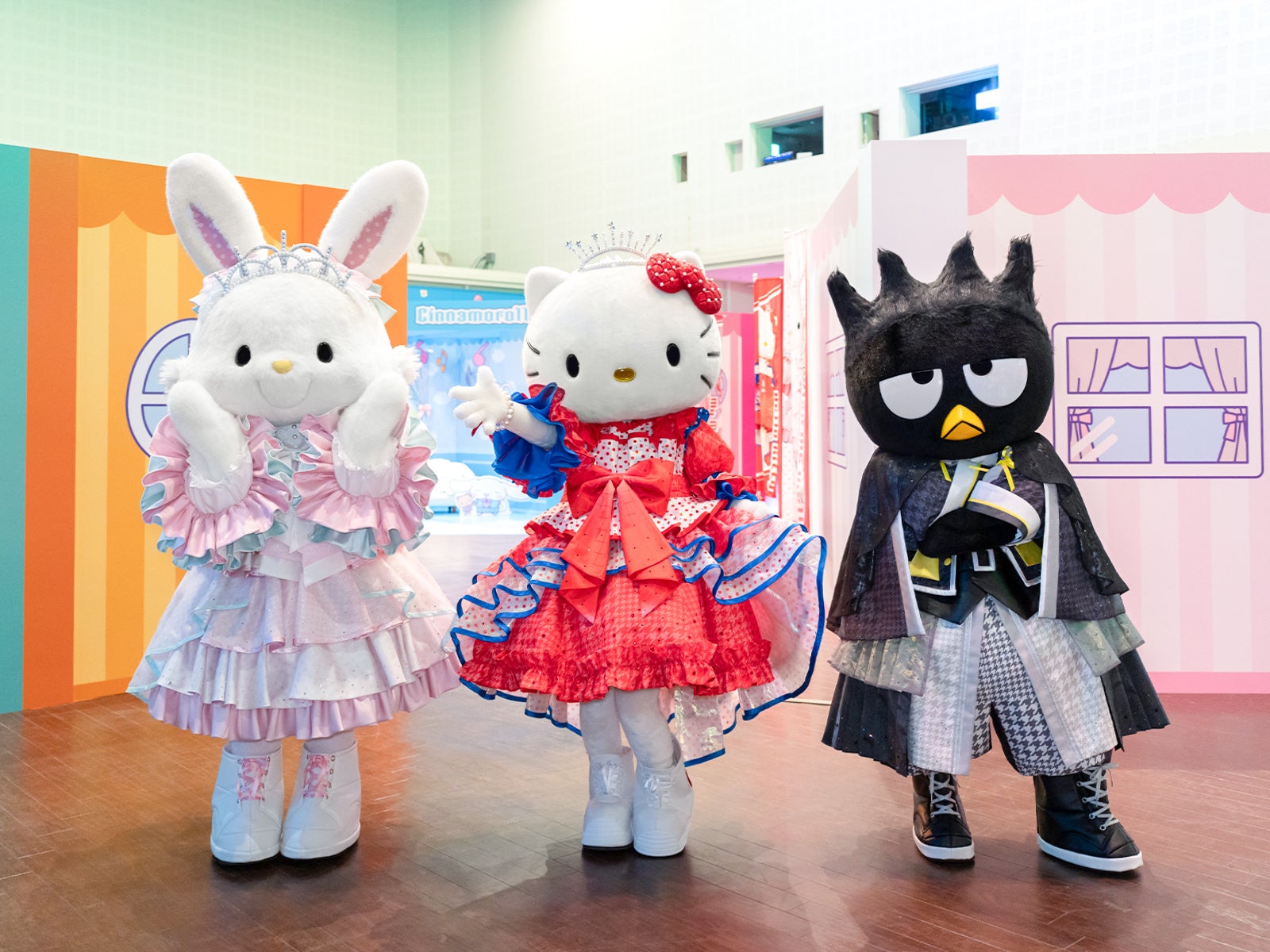 カラフルなコスチュームのハローキティ・バッドばつ丸・ウィッシュ