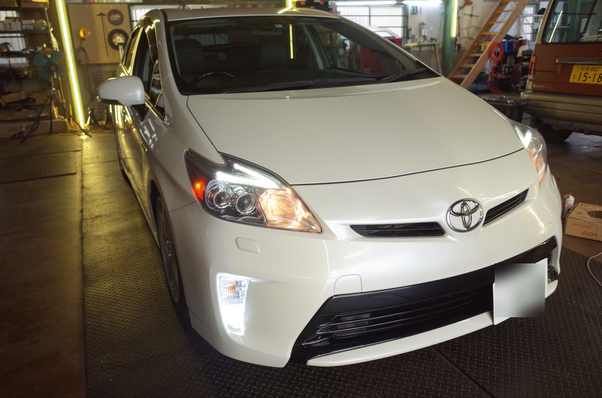 30系プリウスのヘッドライトUS仕様 | トレードゲート