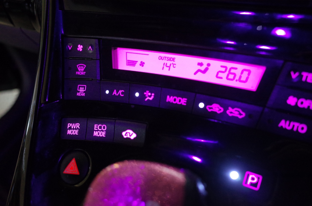 30プリウスのエアコンパネル等のLED打ち換え（ピンク仕様