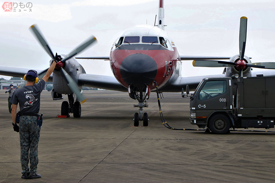 退役まであと僅か 原型エンジンのYS-11「スチュワデス呼び出し」機内で