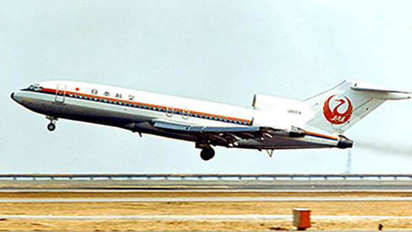 元JALのボーイング727、英国の道路を激走！ でもなぜ？ 「大変身」の