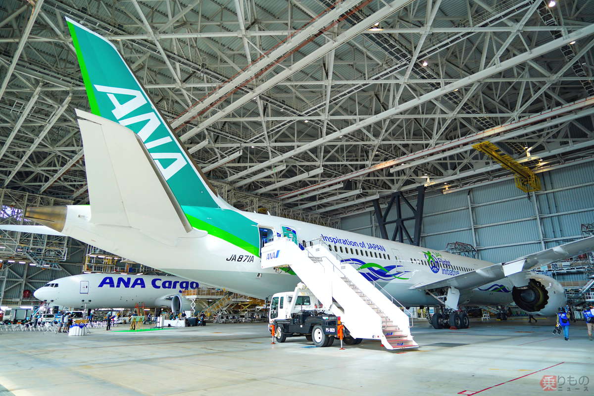 まさに異色の「緑のANA」特別塗装機、客室はどんなもの？ 目も耳も新鮮