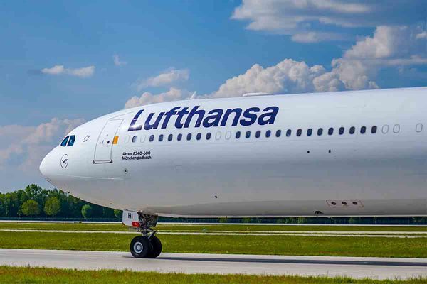 珍機「地下にトイレがある激長胴旅客機」まさかの増備！ 退役濃厚から