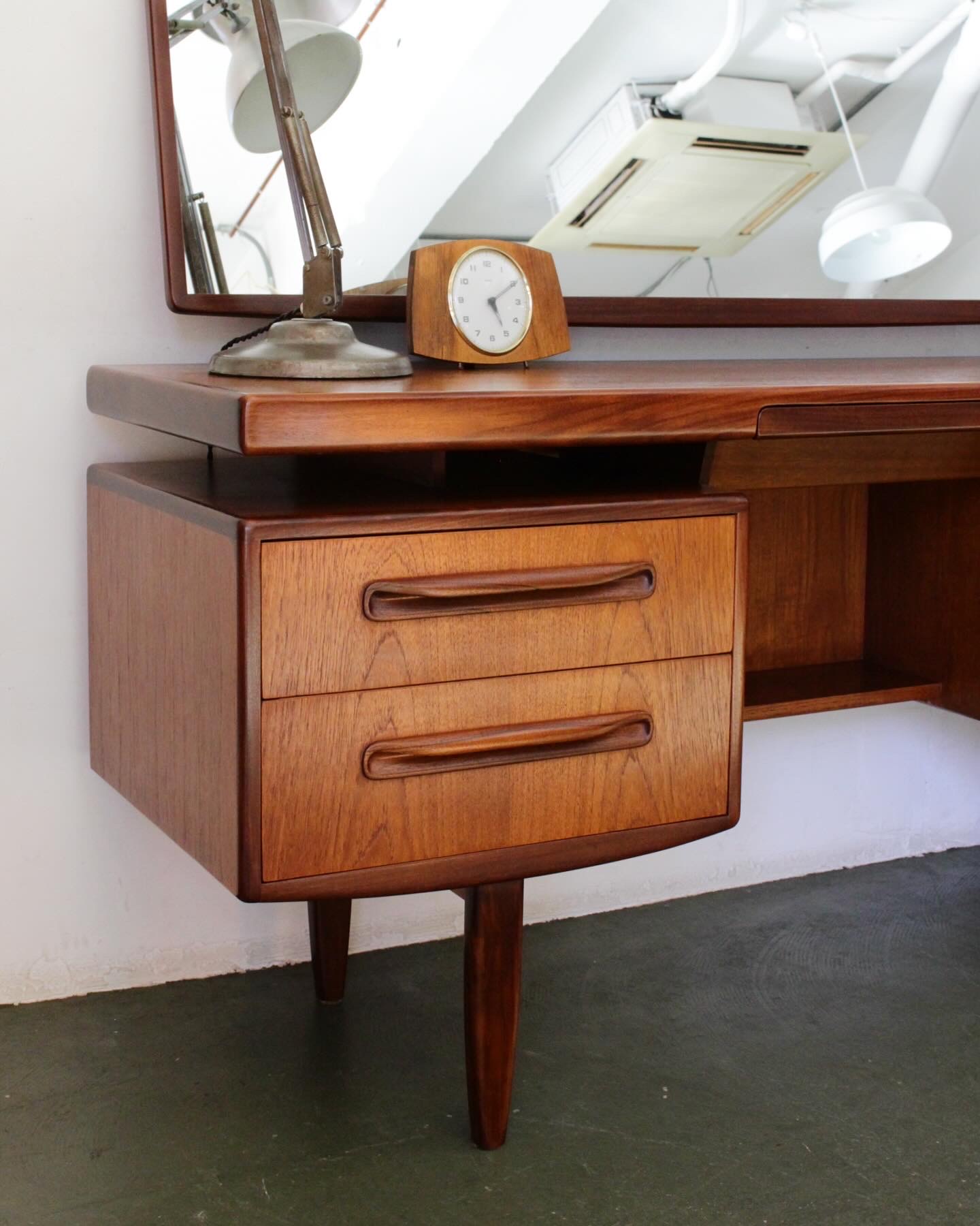 G-PLAN DRESSING TABLE – transista