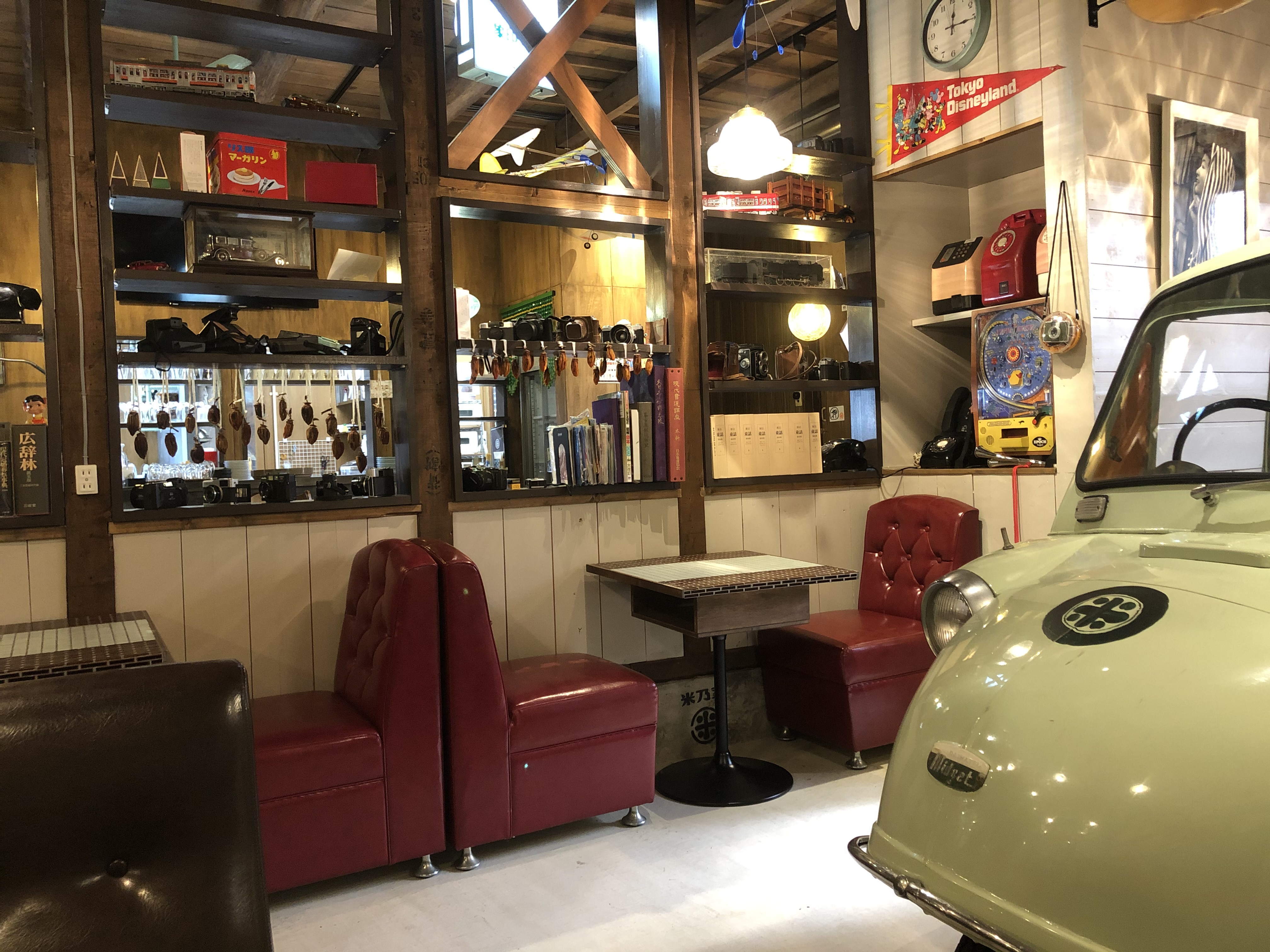 昭和レトロにタイムスリップできる喫茶店のためのタイルテーブル