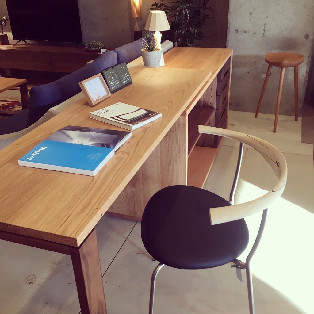 大阪府豊中市の家具店 木製デスクキャビネット 収納充実、サイズや角度