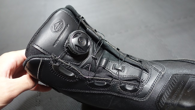 1年中どんなツーリングでも使える！クシタニのアドーネシューズとは