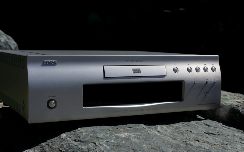 DENON DVD-2500BT モニタライクな造り。ラッキーカラーはシルバー