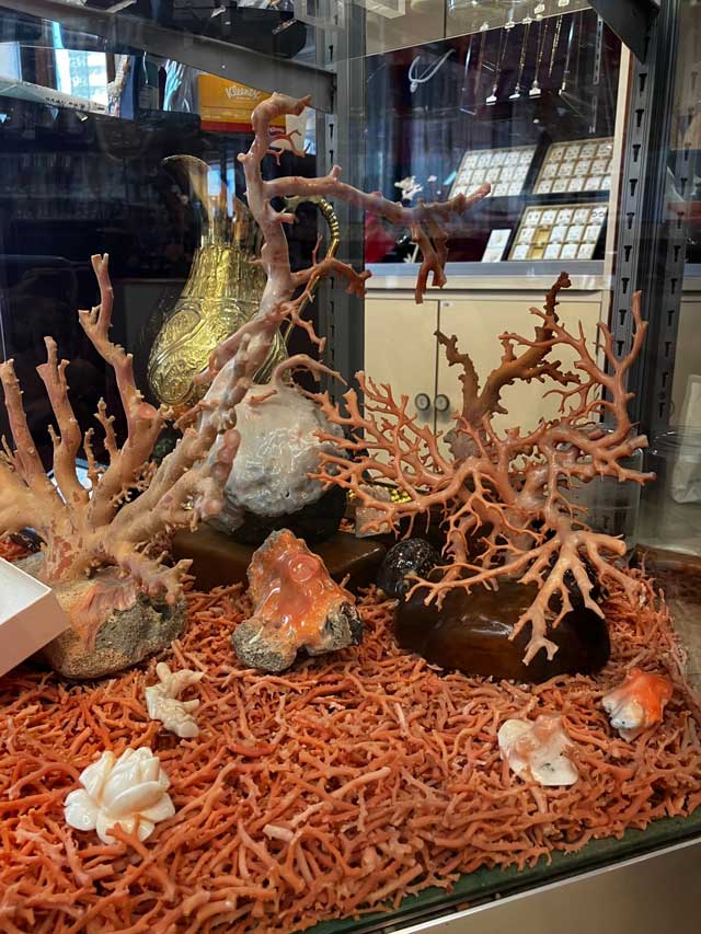 上里さんご加工店 – 宮古島にある沖縄県内唯一のサンゴ専門店「上里