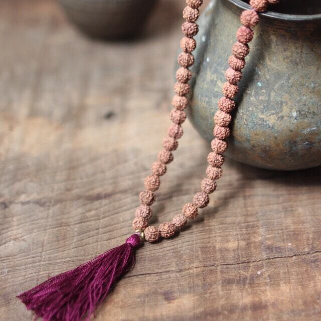 ヨガに、瞑想に。シルクのタッセルがついた、菩提樹の実を使用した