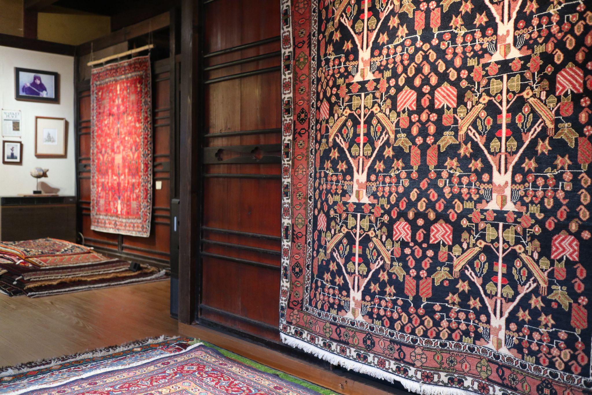 西アジア・遊牧民の美しい絨毯を探して30有余年。「トライバルラグ」の