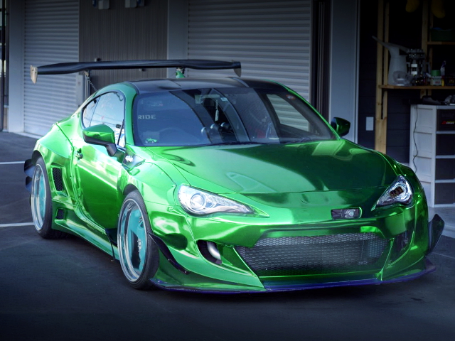 ロケットバニーV3ワイドボディ!フルラッピングメタリックグリーン