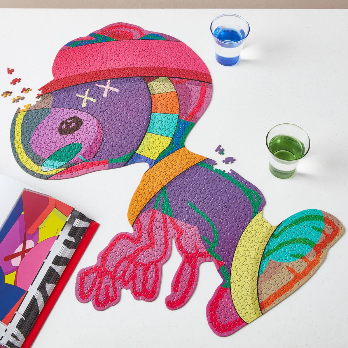 MoMA限定、KAWSのオリジナル作品を使用したジグゾーパズル全4種が発売