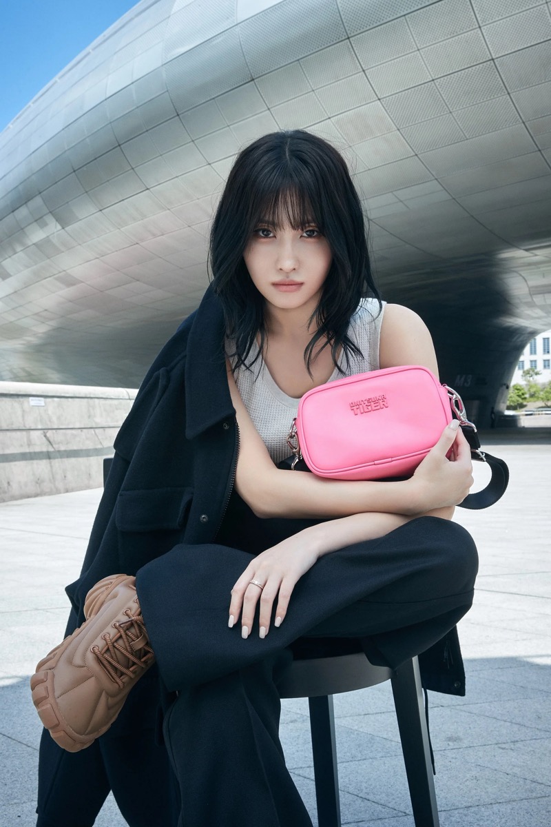 Onitsuka Tiger が TWICE MOMO を起用した AW24 イエローコレクション