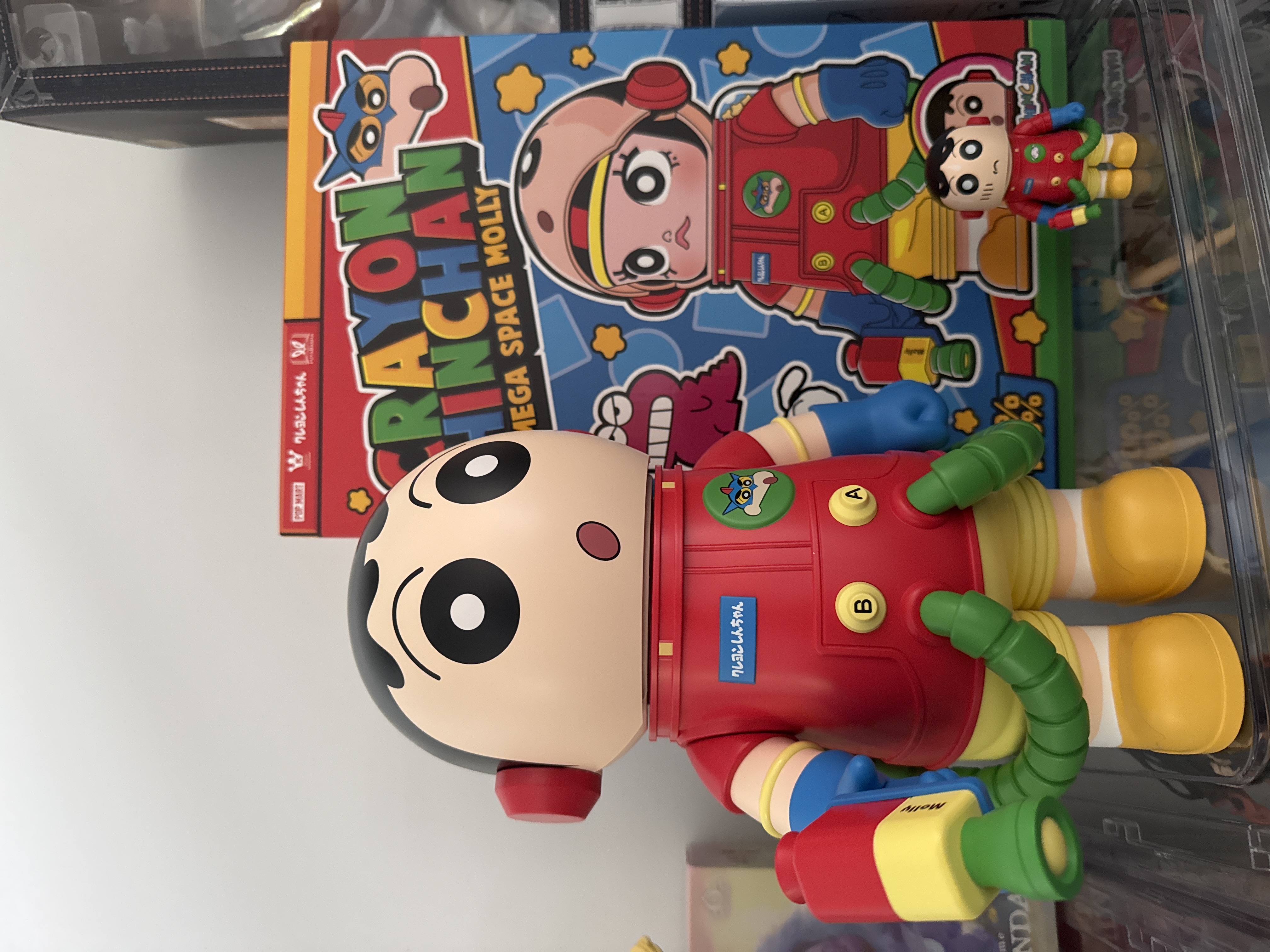 MEGA SPACE MOLLY 400%+100% Crayon Shinchan - POP MART (United States)