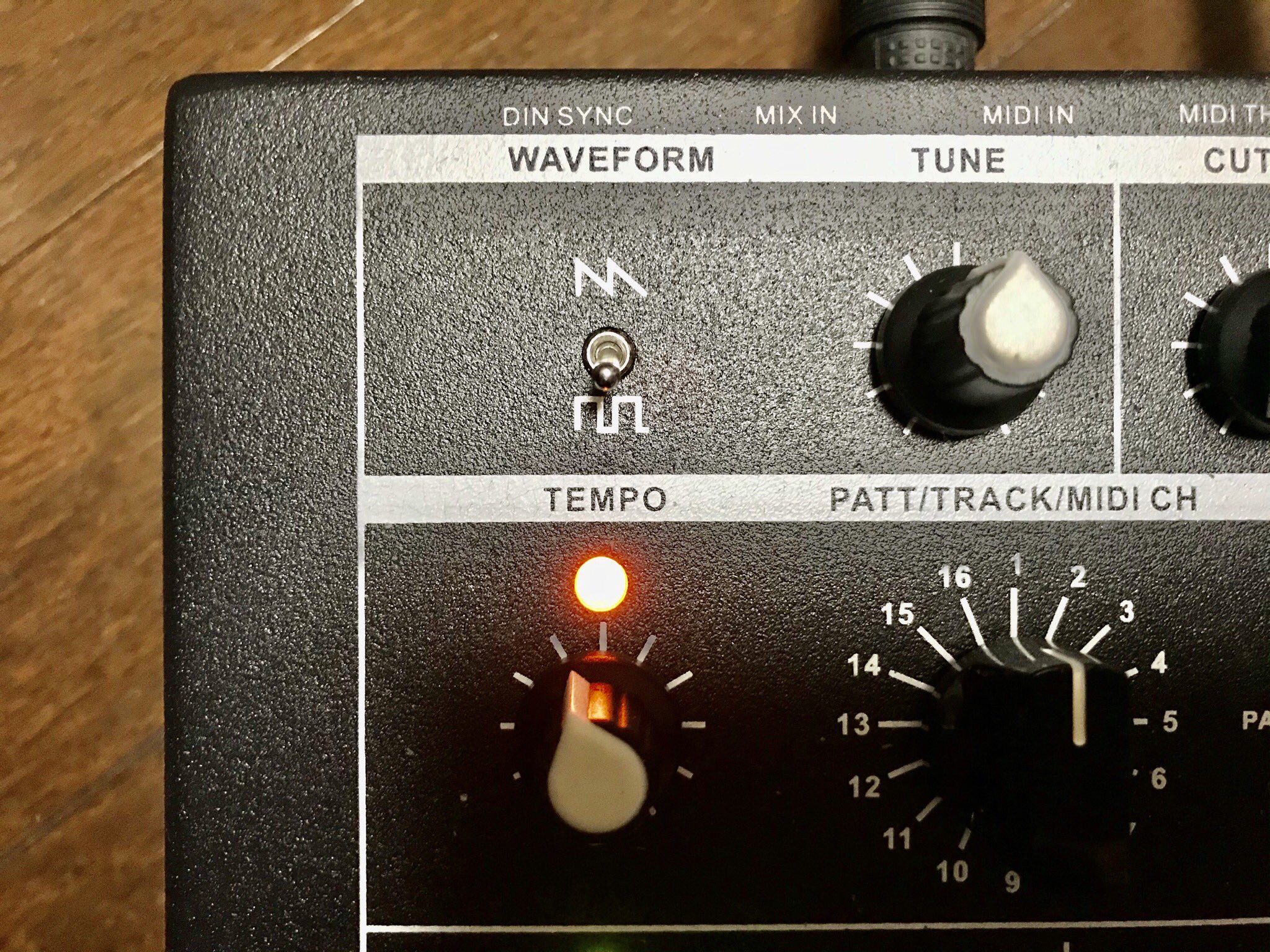 国産x0xb0x（303クローン）『gizm0x x0x-pro』 実機レビュー