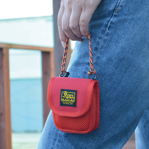 D705：柔らか素材のふわふわイヤフォンケース | バンナイズ | 鞄は