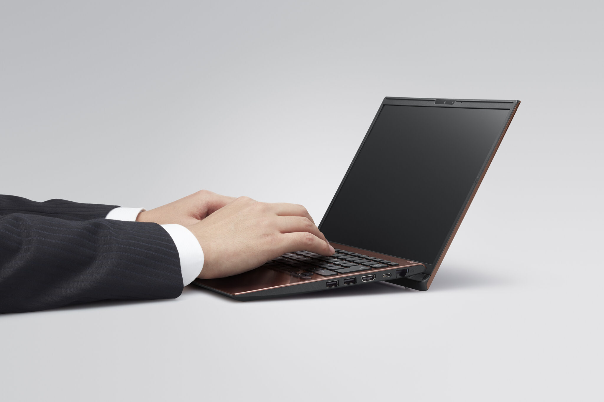 ビジネスモバイルPCの最適解を目指す「VAIO S13」「VAIO Pro PG」を発表