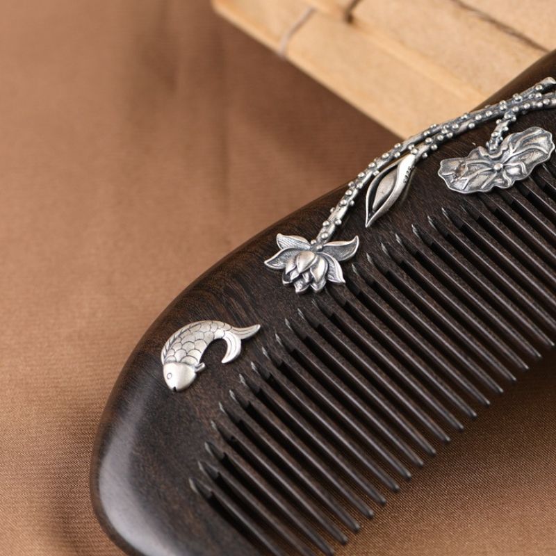 蓮の花と鯉の黒檀櫛 – 日本の伝統と現代技術が融合したアートピース