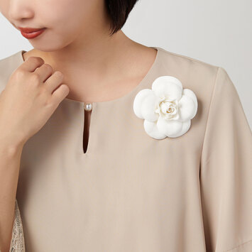 VBUS4004__W2 カメリア コサージュ｜コサージュ｜ヴァンドーム