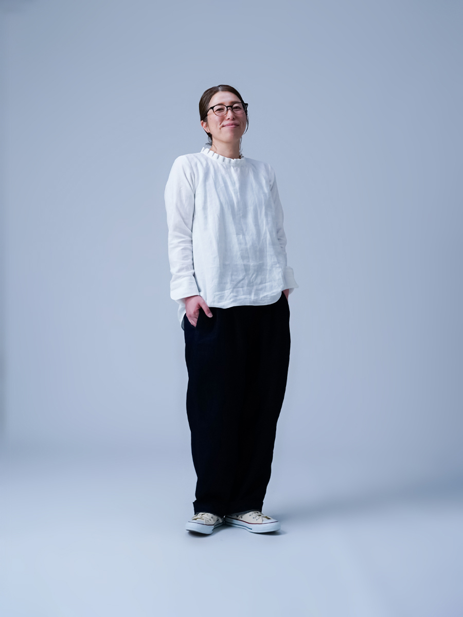 リネントップス】ネックラインを華やかに魅せる タックフリル トップス