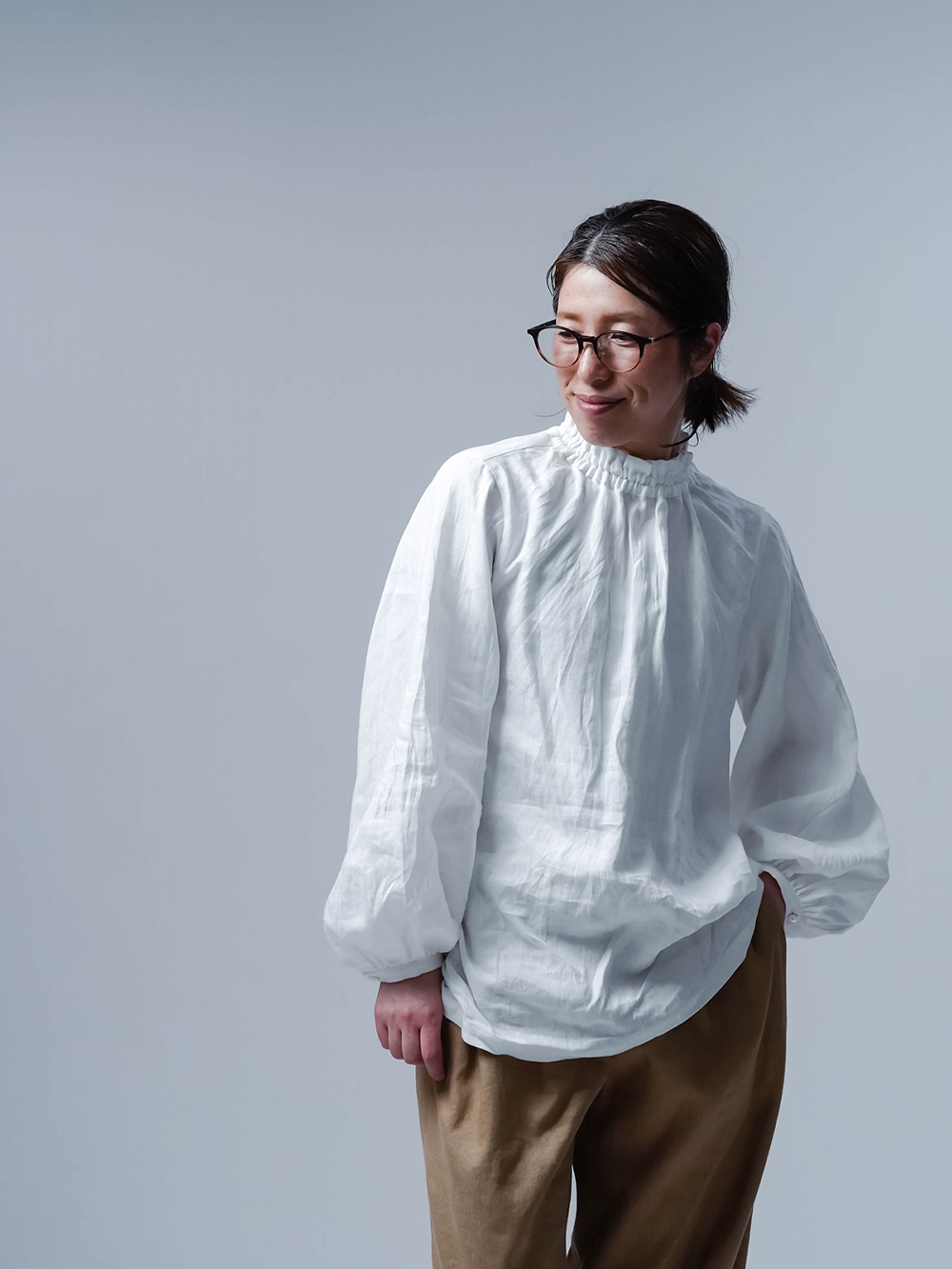 リネントップス】あなたを魅力的にみせる シャーリングネック/ 白色