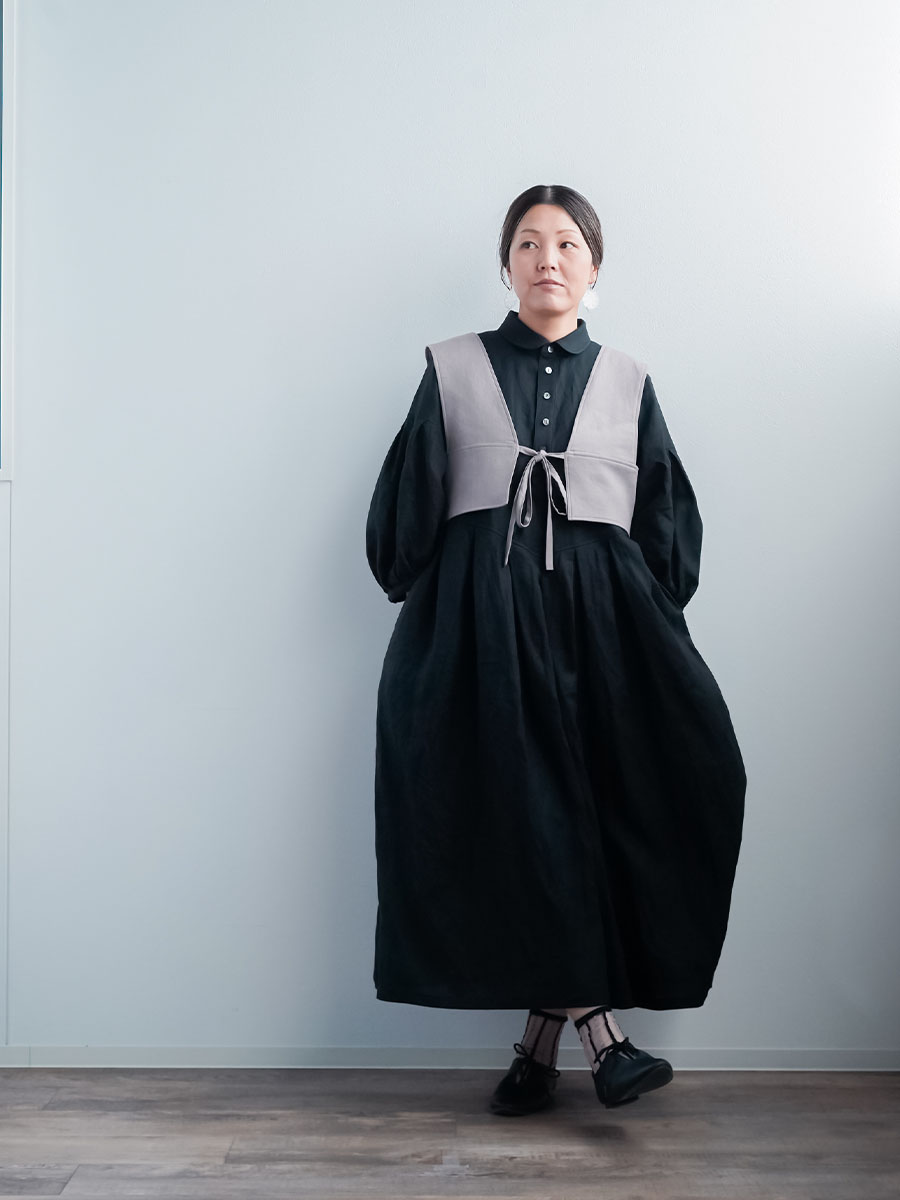 リネンドレス】大人の華やぎを纏う 丸襟 鍵盤タックワンピース ／ 黒色