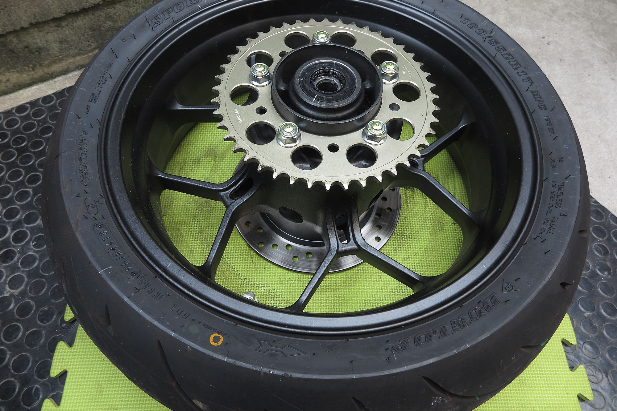 CBR650R(RH03) リアタイヤの交換